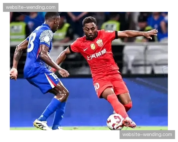 特写：暴雨中的上海德比，海港与申花球员激战至球衣沾满泥泞