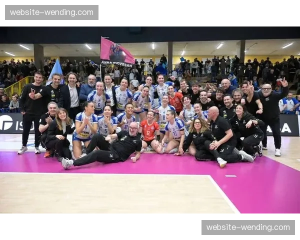 温情花絮：看台上一位小球迷因球队输球哭泣，对方球员上前赠送球衣安慰