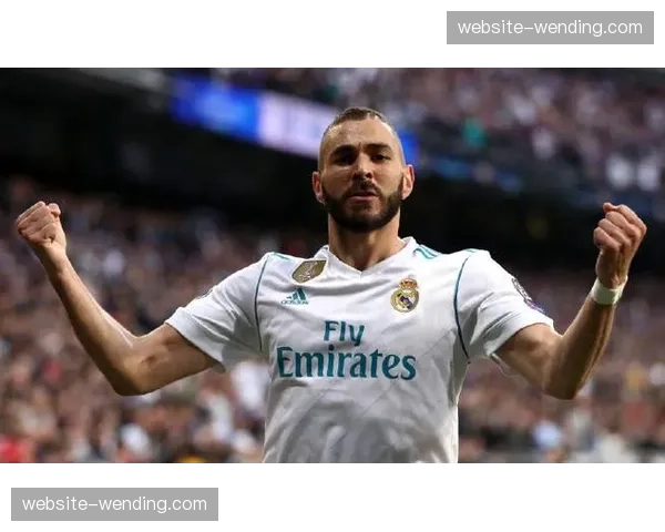 实时：本泽马重回伯纳乌，作为皇马传奇代表在赛前展示个人金球奖奖杯