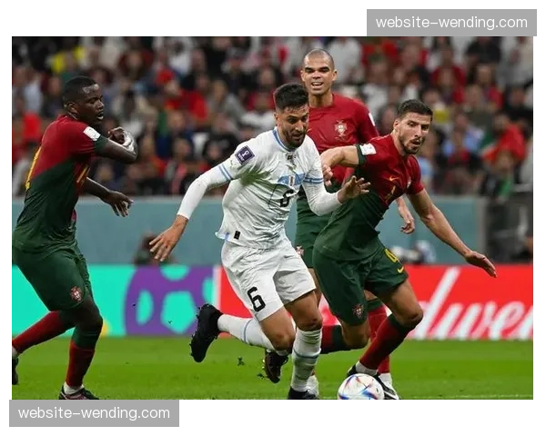 特写：裁判长回看录像判定“有效”而非“一本”，葡萄牙老将跪地掩面，喜极而泣